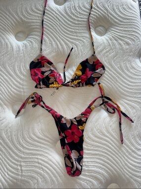 NWOT San Lorenzo floral bikini set - Size medium